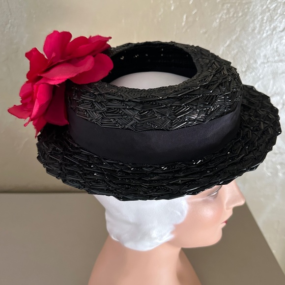 DELIGHTFUL 1940s\' BLACK STRAW HAT WITH TOP OPENING + RED FABRIC FLOWERS main image 10